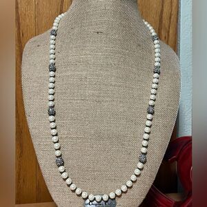 NWT Dillard’s Elegant Pearl and Silver Necklace Length 33” + 3” extender. #JW7